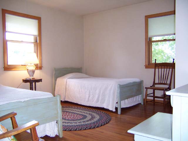 2nd Bedroom, hardwood floors